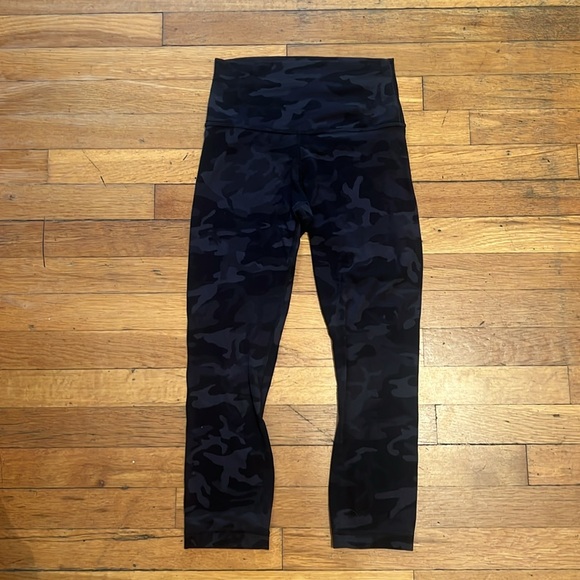 Lululemon Align Crop Tights in Incognito Camo, size 4 - Picture 3 of 13